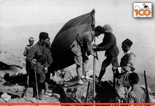 Colocando la bandera nacional en el Monte Gurugú.