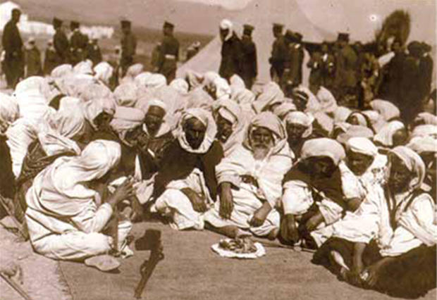 Jefes rifeños congregados en las cercanías del moravo Sidi Alí, tratando la recalada de las compañías mineras españolas.