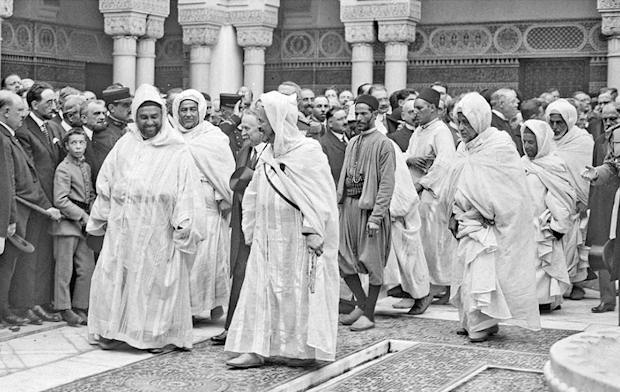  El Sultán de Marruecos Mohamed ben Youssef asiste a la inauguración de la Gran Mezquita de París, junto con el presidente de la Tercera República Pierre-Paul-Henri Gaston Doumergue. (1926). 