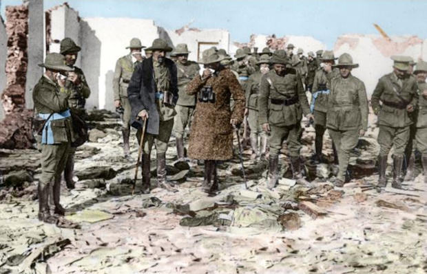 Oficiales españoles junto al general Berenguer de vista en Monte Arruit después del desastre.