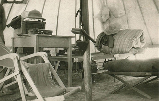 Interior de una tienda de campaña de un Oficial en el campamento de Zeluán, 1921.