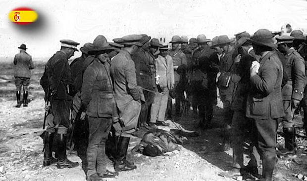 El Alto Comisario Dámaso Berenguer Fusté rodeado de varias personas contempla un cadáver encontrado con las manos atadas a la espalda, tras los sucesos de Monte Arruit (24-VII/9-VIII/1921)