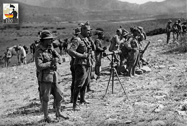 El Teniente Coronel Francisco Franco Bahamonde, primero por la izquierda, planifica una ofensiva dentro de la Campaña para la liberación de Xauen.