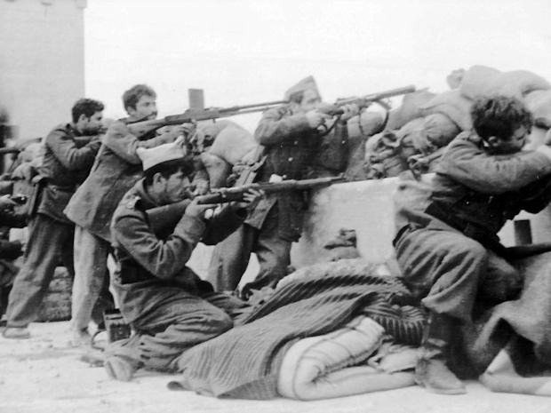 Barricada levantada por la guarnición del destacamento de Telata, uno de los cuatro que resistió hasta la evacuación, junto con los puestos de Tiluin, Tennin y Tiugsa (Fotografia: Archivo Contijoch)