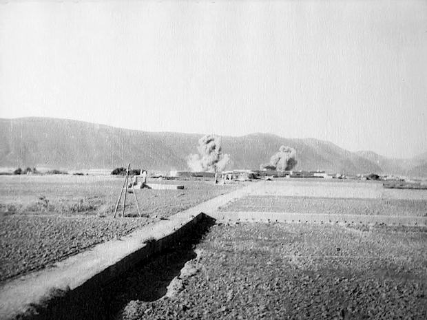 Demolición del fuerte de Telata por las fuerzas españolas en retirada. José Luis Martínez de Abellanosa sugiere que se trata en realidad del bombardeo del puesto de Tiluin previo al lanzamiento de los paracaidistas (Fotografía: Archivo Contijoch)