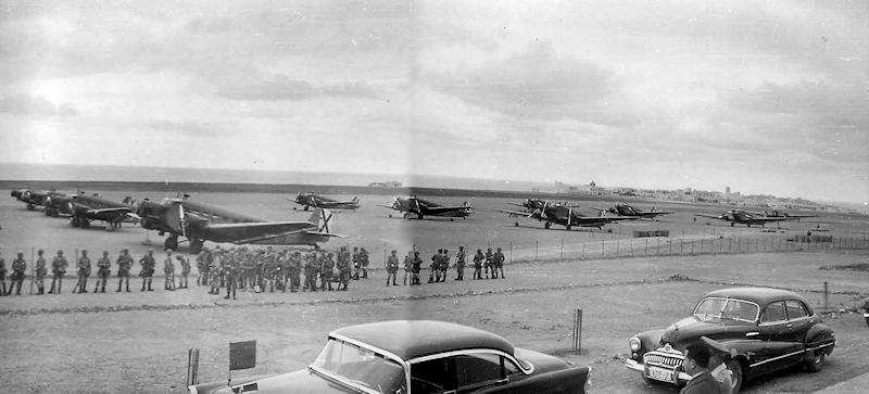 Escuadrón de Junkers 52 dispuestos para el transporte de las tropas paracaidistas en el aeródromos de Sidi Ifni en 1958.