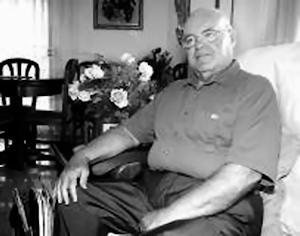 Miquel Bolart sirvió como paracaidista en la Segunda Bandera; se enroló en 1955 y en octubre de 1957 fue destinado a Ifni, donde participó en la liberación del fuerte de Tiugsa: arriba, durante su período de servicio; abajo, en 2007, en su domicilio barcelonés. Fotografías: Archivo Miquel Bolart / Presència.