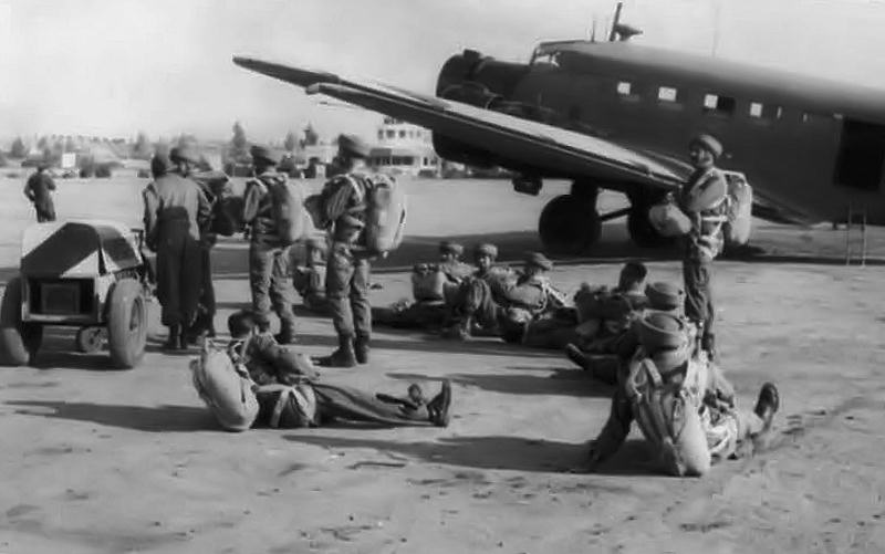 Paracaidistas en el aeródromo de Sidi Ifni a la espera de embarcar para efectuar un salto.