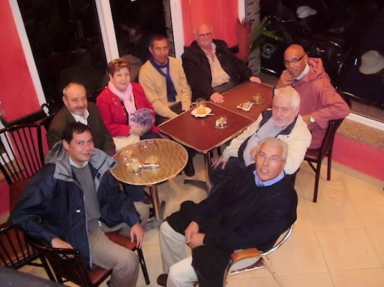 El grupo Valenciano en el "Café Churrería Canarias" de Sidi Ifni. De izquierda a derecha: Richy Ouhamou, Ángel Ruiz, Sra. de Ángel Ruiz, Ben Ouhamou, Sebastián Bish, Abdeslam Takhi, Jesús Huguet y Ahmed Chakir.