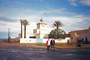 Ángel y su esposa ante el faro de Sidi-Ifni