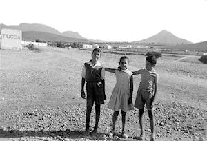 Tres de los hijos del sargento Marrero en las inmediaciones del fuerte de Tiugsá-Tagragra.