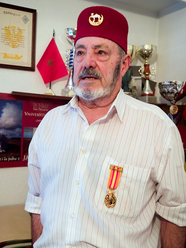 Ángel Ruiz con la Medalla de la Campaña Ifni-Sáhara con cinta anaranjada (foto del autor)