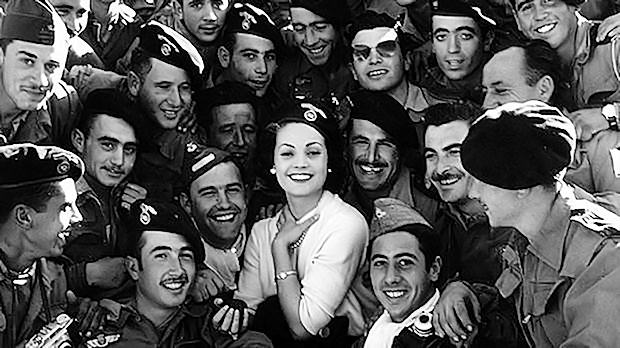 Carmen Sevilla visita a las tropas españolas en 1957 durante la Guerra de Ifni.