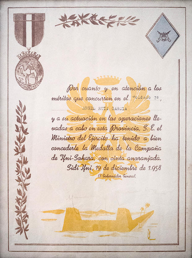 Diploma de la Medalla de la Campaña Ifni-Sáhara de Ángel Ruiz (foto del autor)
