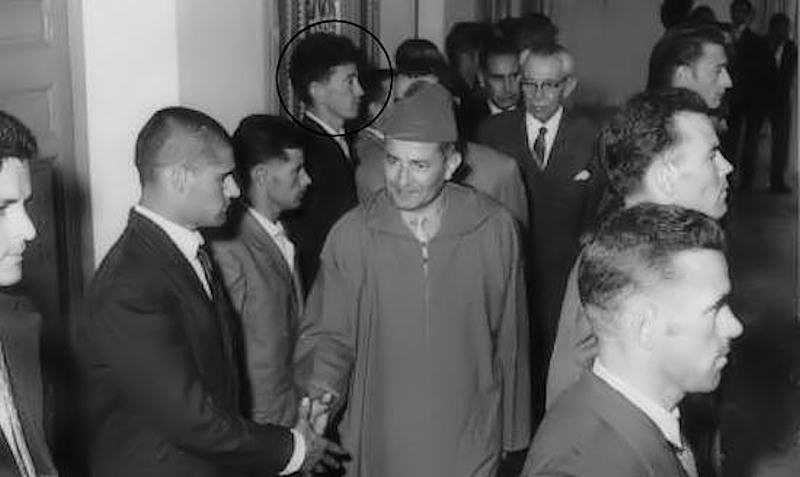 Mohamed V saludando a los prisioneros liberados. En el círculo, Alfonso Alsua.