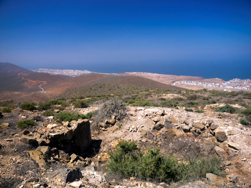 Sidi Ifni visto desde las montañas, en lo que queda de la antigua posición defensiva del Gurram.