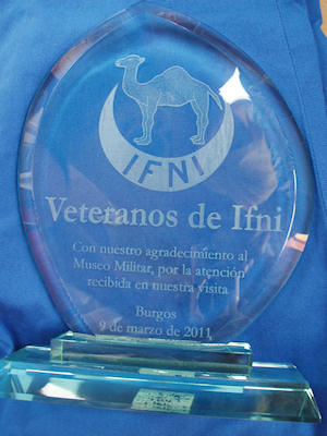 Placa conmemorativa de la visita realizada por los Veteranos de Ifni al Museo Militar de Burgos.