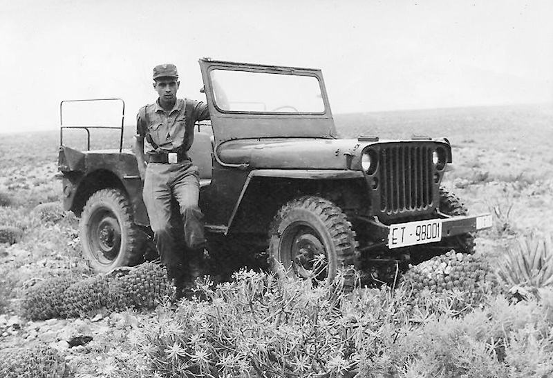 Efrén junto al Jeep que conducía durante la 'mili'.
