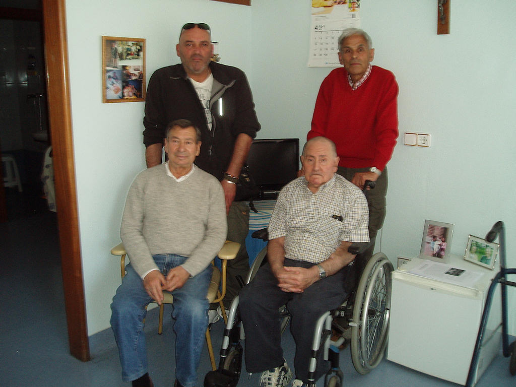 Antonio Carmona, Fernando Méndez (detrás), Carlos Mouteira (en silla de ruedas) y yo detrás