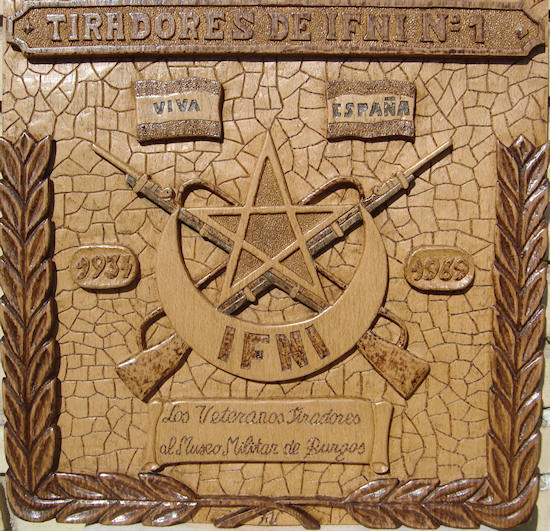 Talla de madera realizada por Félix Valbuena con el escudo de Tiradores de Ifni, entragada al Museo Militar de Burgos.