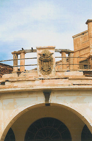 El escudo del Aguila Imperial en la fachada de la Pagaduría.