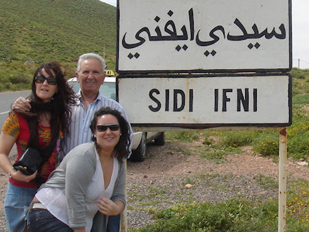 Llegando a Sidi Ifni. Francisco, Sonia y Cristina.