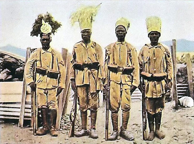 Otra imagen de los áscaris alemanes del Camerún durante la Gran Guerra.