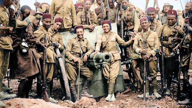 Un grupo de Regulares de Marruecos del Ejército español en una fotografía hacia 1920.