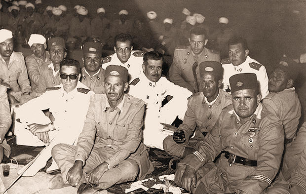Tiradores de Ifni con sus oficiales españoles en 1956, 20 años después de los hechos relatados en este artículo. Fuente imagen