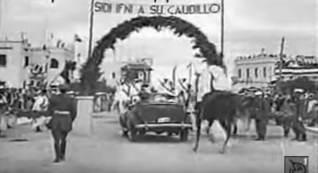 Fotograma del NODO (Noticiario Documental) de 1950, reportaje de la visita de Franco a Sidi Ifni.