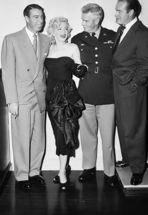 Bob Hope con Marilyn y Dimagio, preparando con un militar su actuación para las tropas.