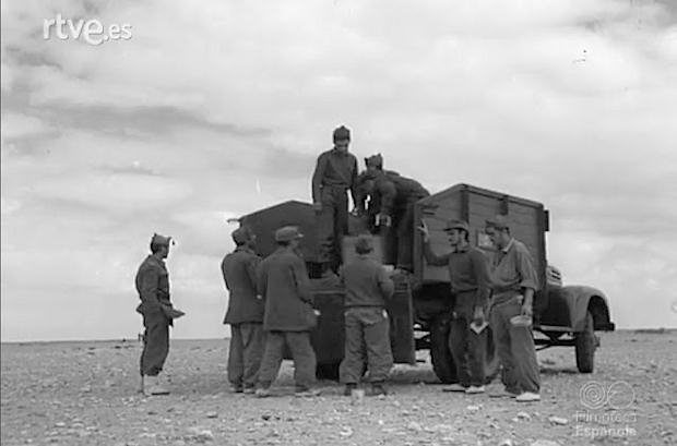 Reparto de víveres en tropas destinadas en el África Occidental Español. Fotograma del NODO de 1957.