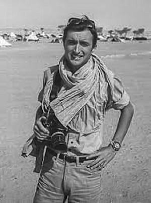 El ahora afamado escritor Arturo Pérez-Reverte como reportero en el Sáhara (1975). Fuente de la imagen: zendalibros.com 