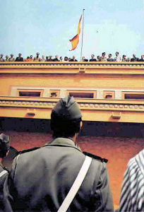 Bajada de Bandera durante la entrega del Sahara Español. 1975.