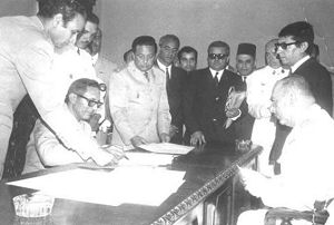 Firma del tratado de retrocesión de Ifni. 1969.