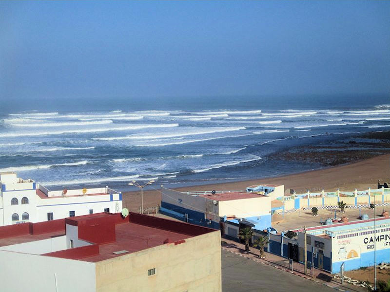 La playa de Sidi Ifni vista desde la terraza del Hotel Suerte Loca 