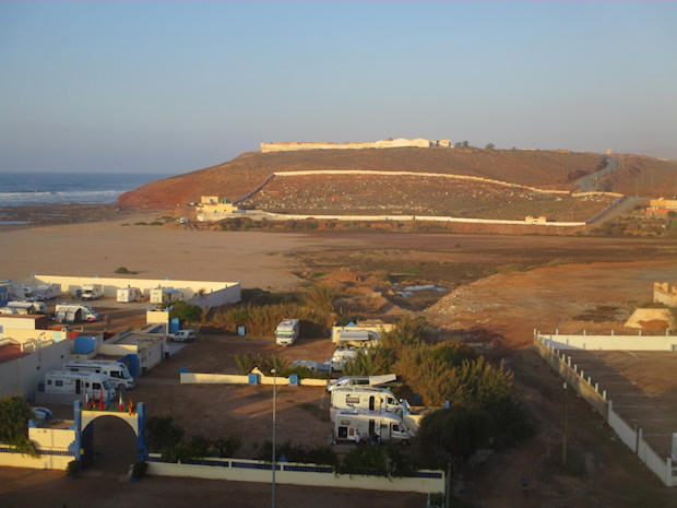 Vista en Sidi Ifni. El Uad Ifni, El Morabito de Alí N’Ifni y, al fondo, el antiguo cuartel de Tiradores de Ifni.