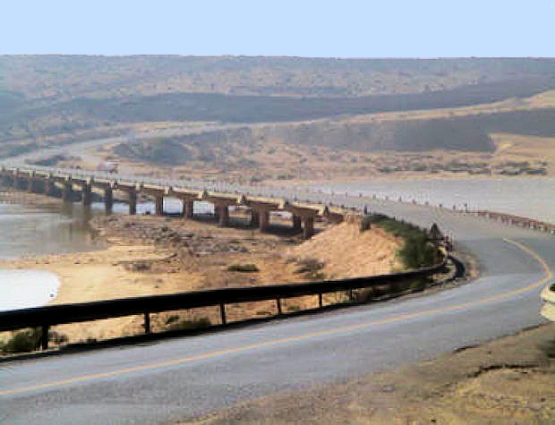 Puente sobre el oued Ez Zehar.