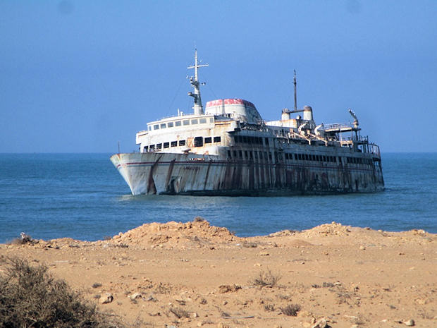 Ferri “Assalama” de la Naviera canaria Armas, encallado el 30 de abril de 2008, entre Tarfaya y el Aaiún. 