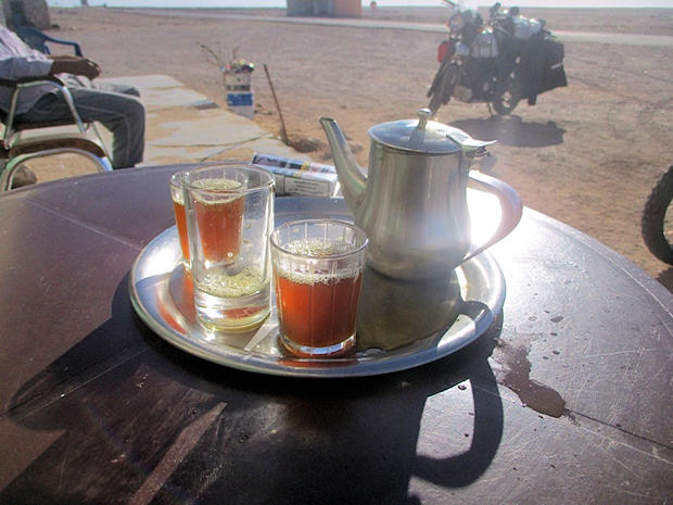 De camino a Esmara parando a tomar un té.