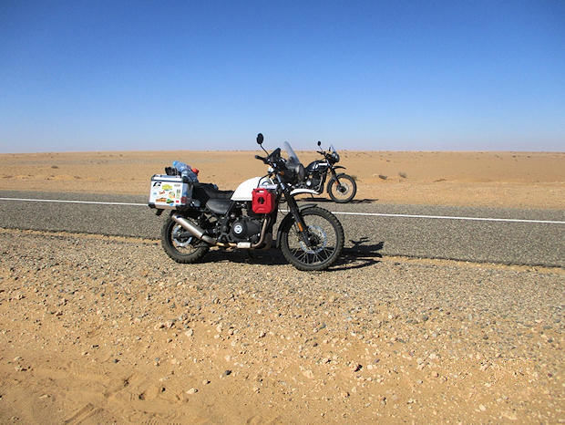 Paramos en el punto GPS que nos indicaba la división entre el Sahara Occidental y Marruecos:  7°40'02.2