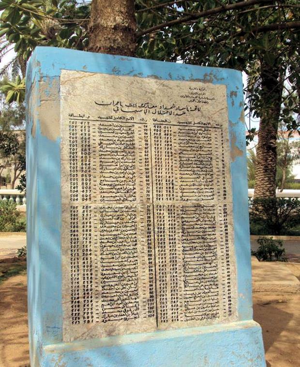 La lápida con los nombres de los caídos nativos situada en la Plaza de Hassan II.
