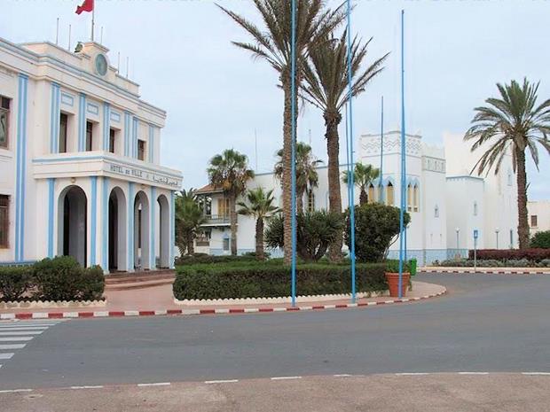Ayuntamiento y el Palacio del Gobierno a su derecha.