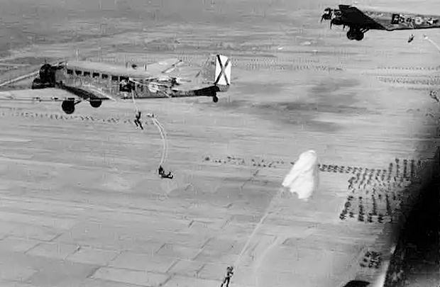 Salto paracaidista desde Junker-52 (T-2B) (Foto archivo BRIPAC)