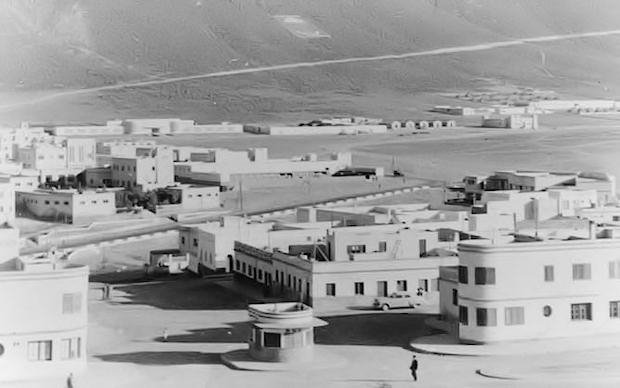 Vista de Sidi Ifni con emblema al fondo (Archivo BRIPAC)