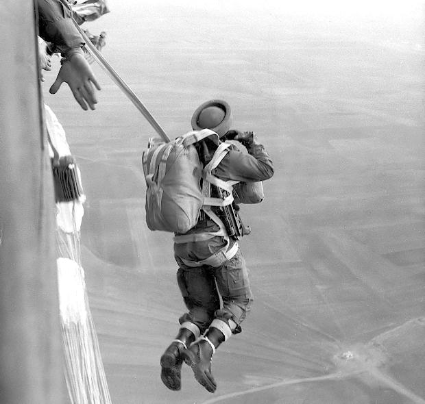 Paracaidista en el momento de salir del avión durante un salto de prácticas.