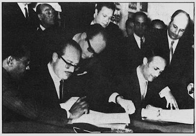 Firma del Tratado de Retrocesión de Ifni en la ciudad de Fez el 4 de enero de 1969.