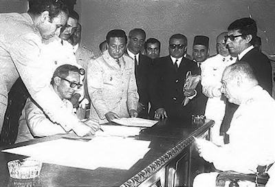 Acto de la firma del traspaso de poderes de España a Marruecos. Foto: Ifnipedia.