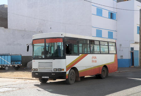 El Ifni Bus pasando por las calles de Colominas (enero de 2011).