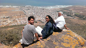 Lara Roca (centro), Atbib Abdennaser (derecha) y un acompañante durante al visita a Sidi Ifni, disfrutando de las vistas desde lo alto del Bulalaam.